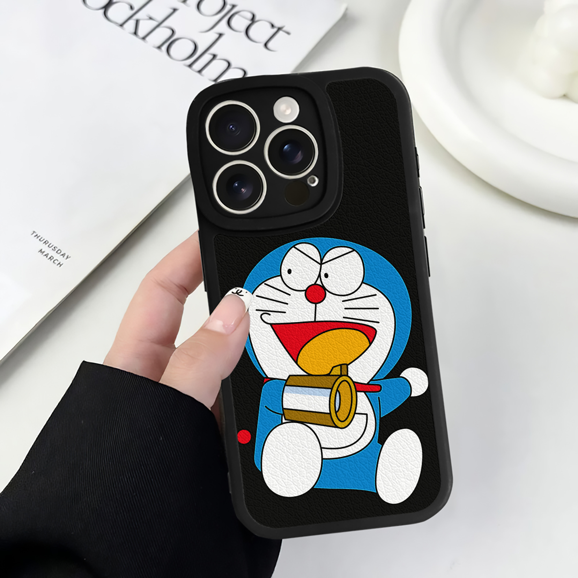 （画像用） ドラえもん Doraemon 【iPhone 16シリーズ対応】シリコンスマホケース（レザー調） 材質：シリコン